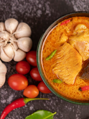 chicken-curry-in-a-black-cup