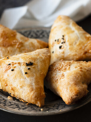 indian-traditional-patisserie-with-sauce