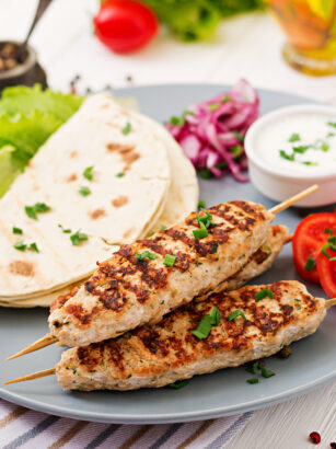 minced-lula-kebab-grilled-turkey-chicken-with-fresh-vegetables